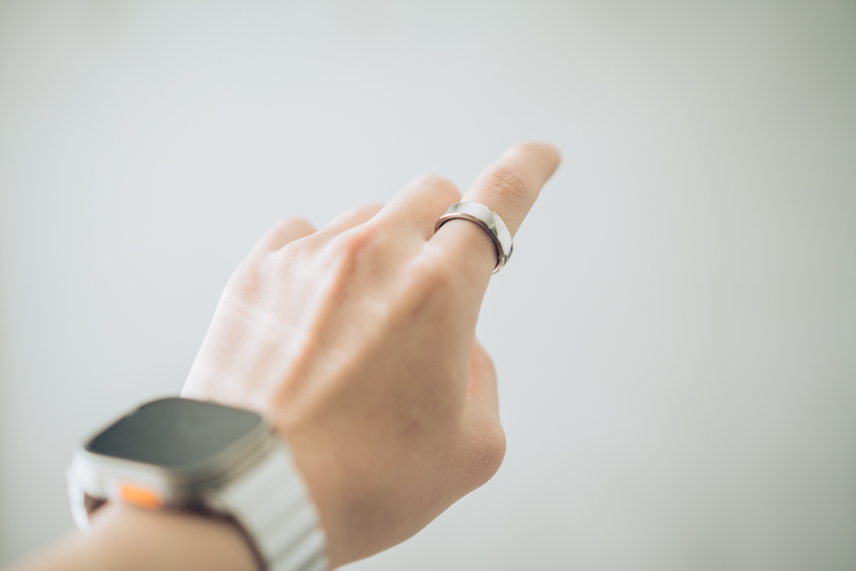 RingConn Gen 2 Airを手に持つ様子