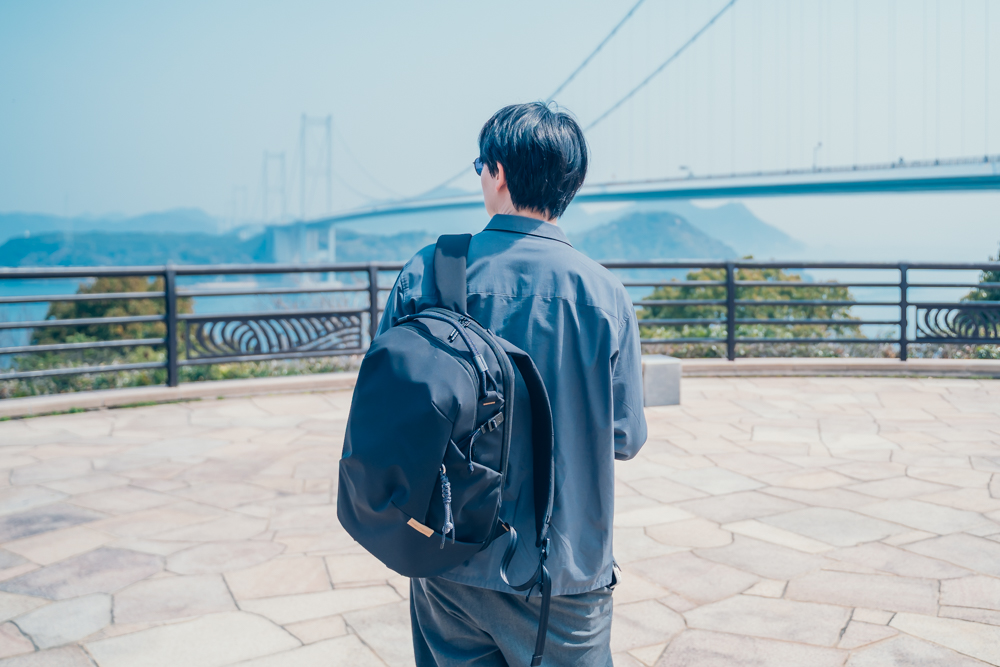 PGYTECH  OneGo Lite Backpack 22Lを背負う様子