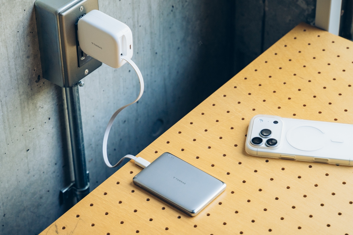 パススルー充電中のMiniMag ProとiPhone