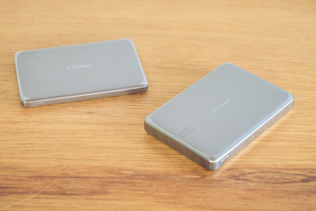 手に持ったMiniMag Pro 5000mAh