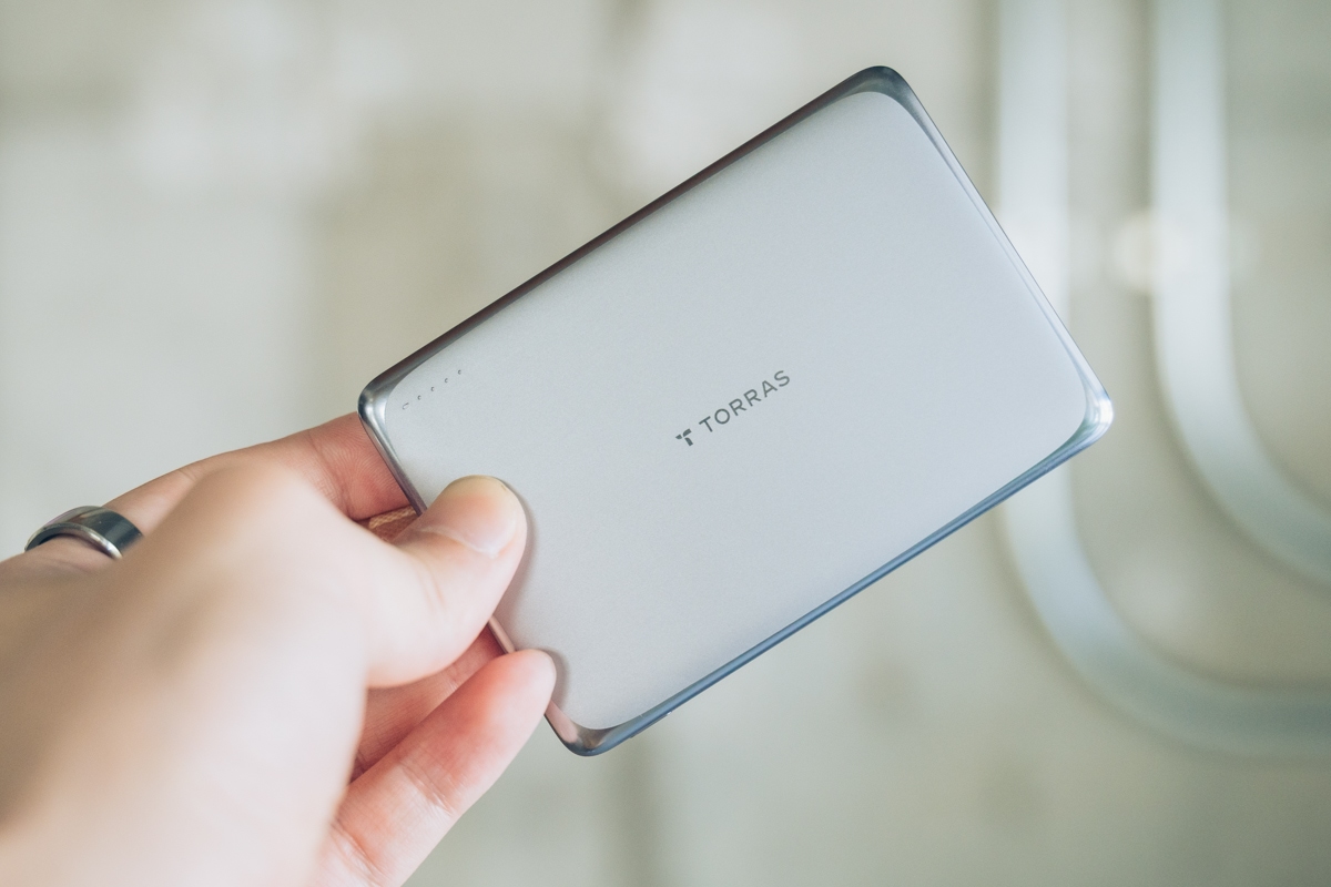 iPhoneにマグネットで吸着したMiniMag Pro