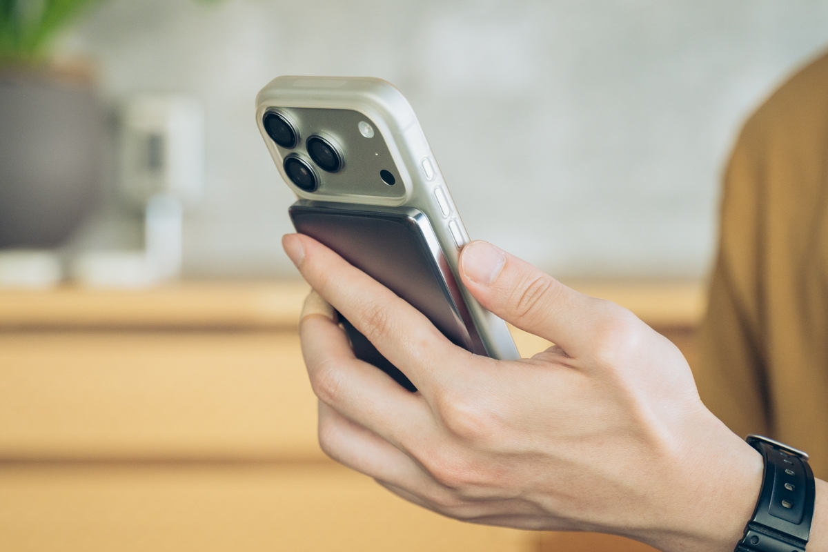 iPhoneをワイヤレス充電しているMiniMag Pro