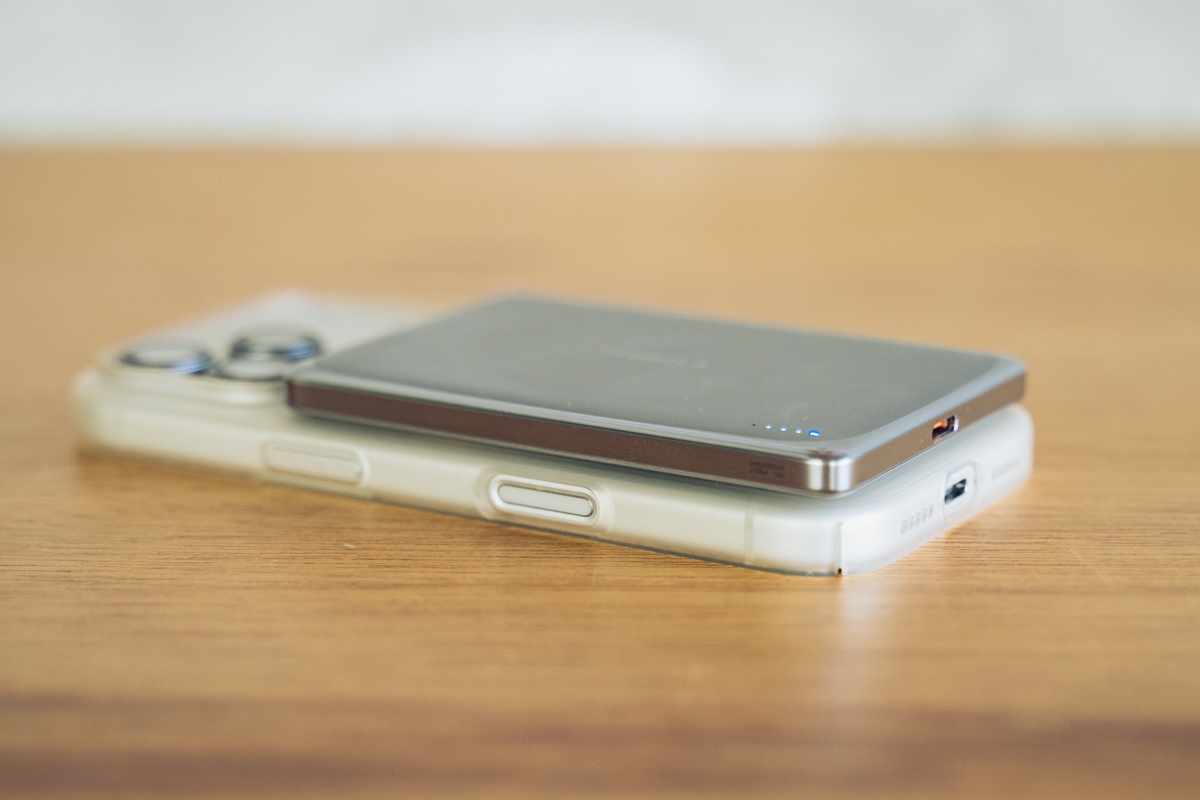 iPhoneに装着したMiniMag Proの薄さがわかる側面