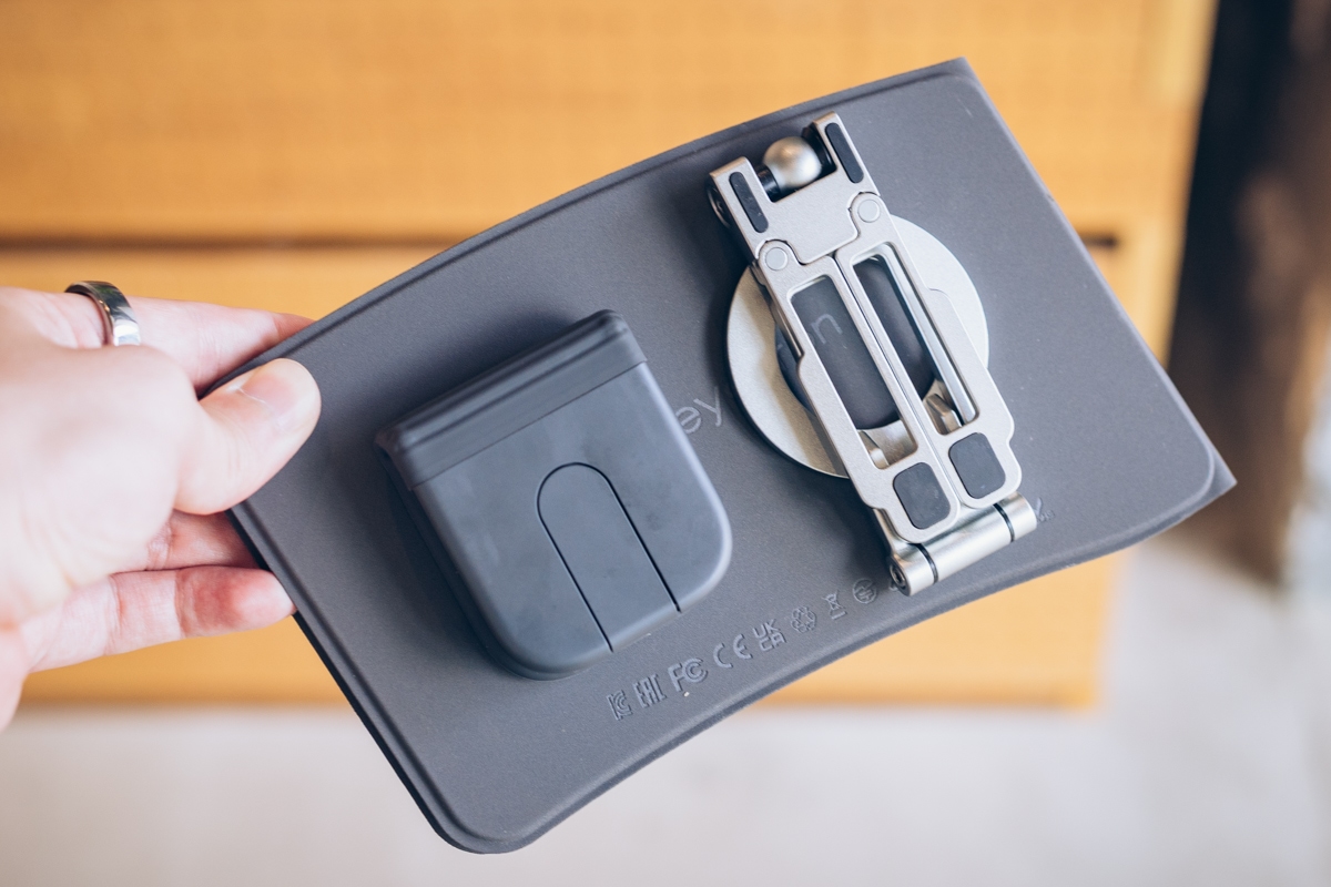 Keychron B11 ProにMobi foldを貼り付ける様子