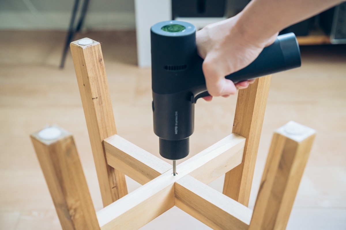 HOTO 12V ブラシレスドリルで作業する様子