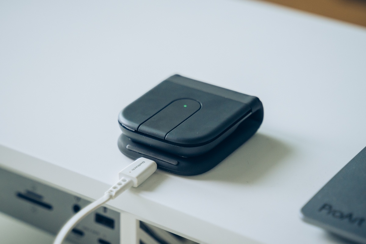 ロジクール Mobi Foldを充電する様子