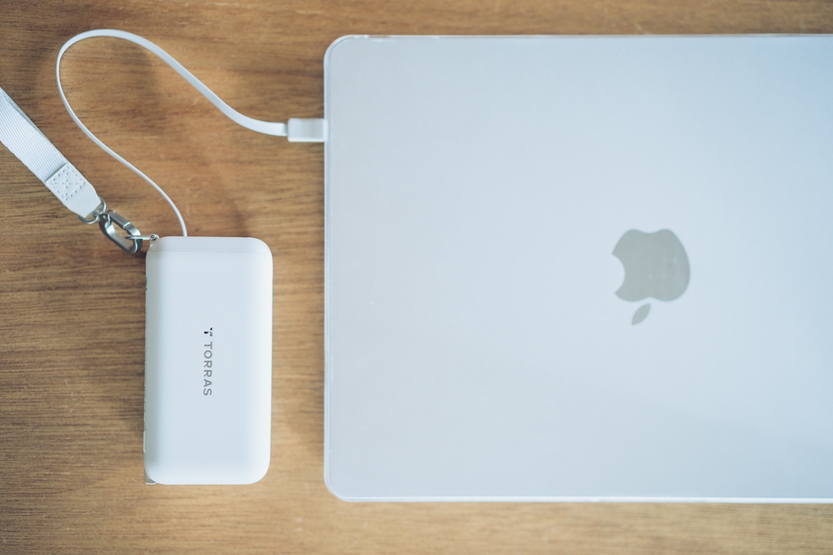 FlexLine 3-in-1 Cubeの45W出力でMacBook Airを充電する様子