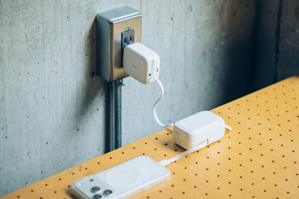 PearlGo 2in1をコンセントに挿し、スマホへ給電するパススルー充電の様子