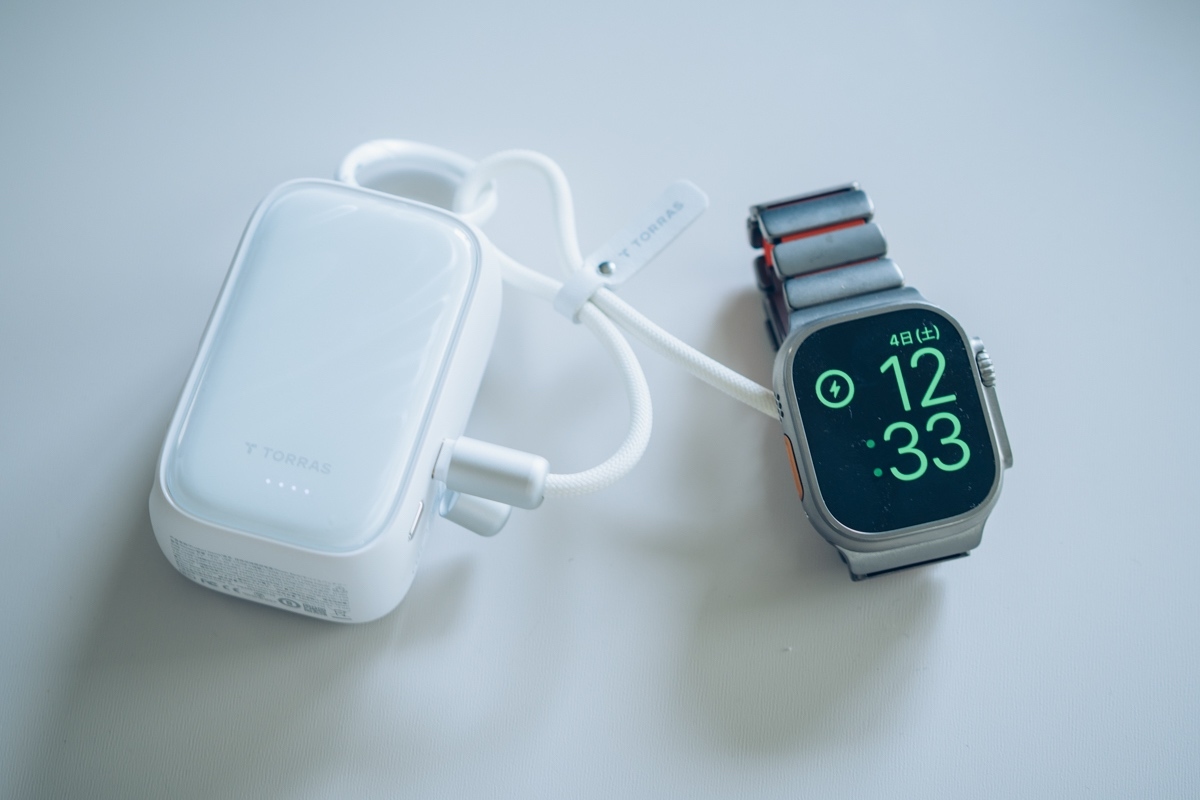 PearlGo 2in1の内蔵ケーブルでスマホ、専用ケーブルでApple Watchを同時に充電する様子