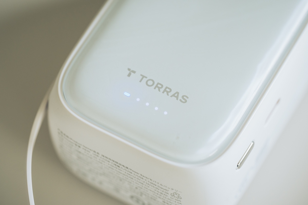 PearlGo 2in1のボタンを押し、4段階のランプでバッテリー残量を確認する様子