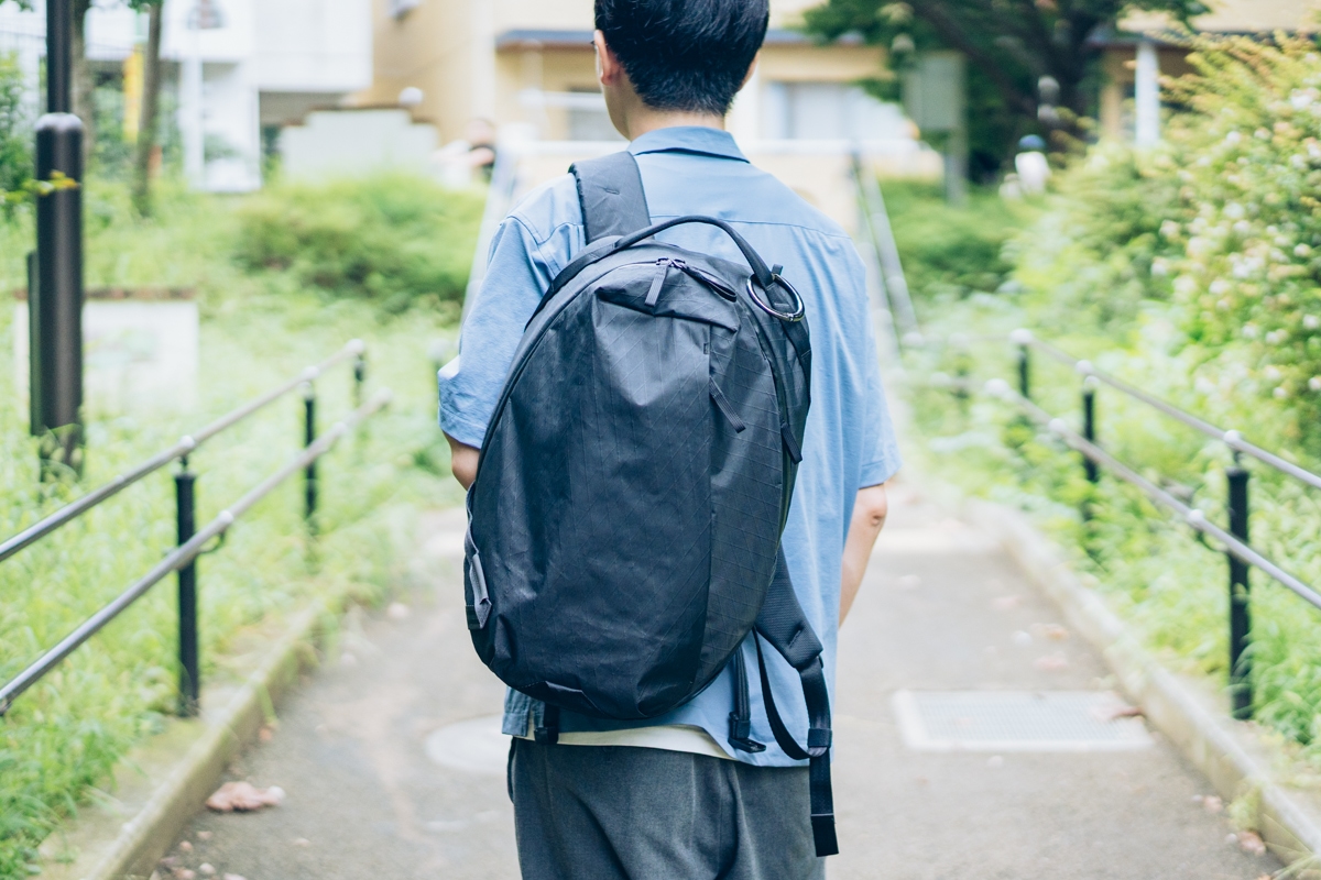 ブラックのAble Carry Daily Plusを背負った後ろ姿