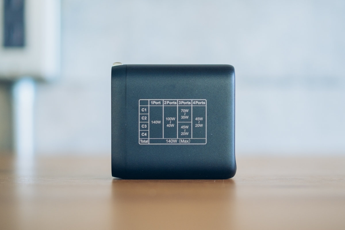 バッファローPWRArrange充電器のType-Cポートに複数のケーブルを挿している様子
