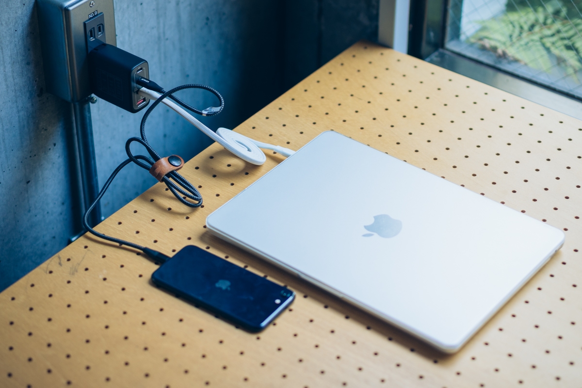 バッファローPWRArrange充電器でMacBook Proを充電したまま、別のポートのケーブルを抜き挿ししている様子