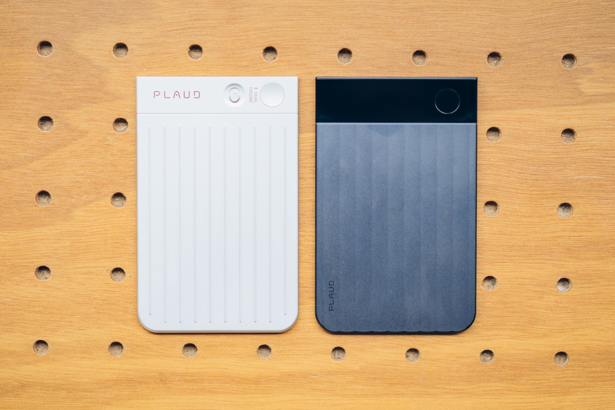 カード型とカプセル型のPLAUD Noteを比較するイメージ