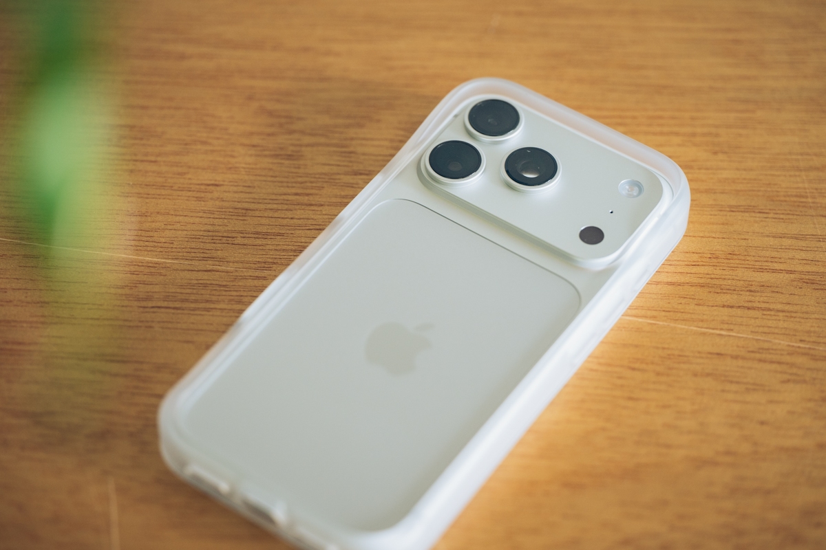 背面がオープンになったThe CloudBumper装着時のiPhone 18 Pro背面
