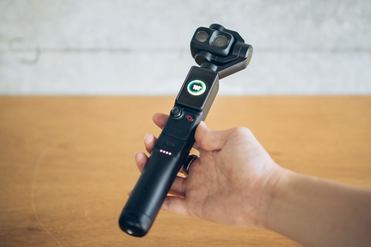 Osmo Pocket 4Pの細いグリップ部分を握ったときの持ち心地