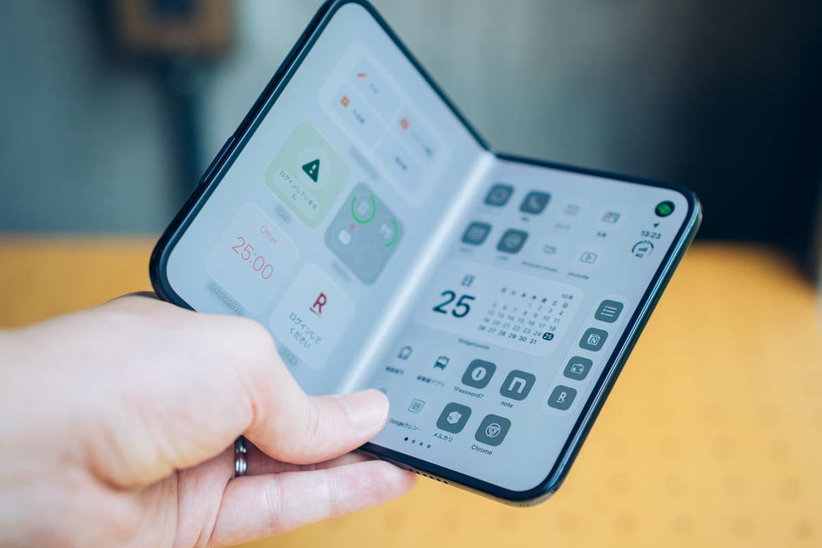開いた状態のiPhone Duoのインナーディスプレイ