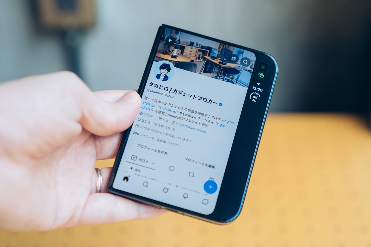 右側にタブ部分があるiPhone Duoのアウターディスプレイ