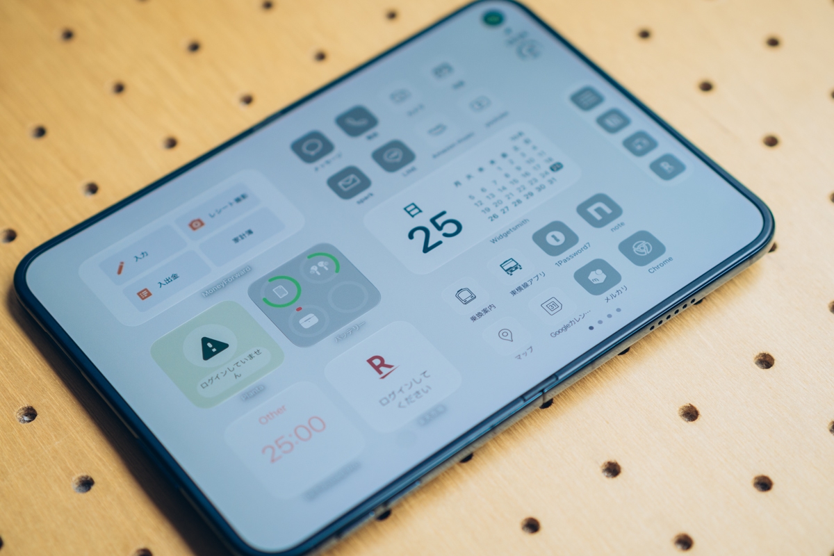 折り目がほとんど見えないiPhone Duoのインナーディスプレイ