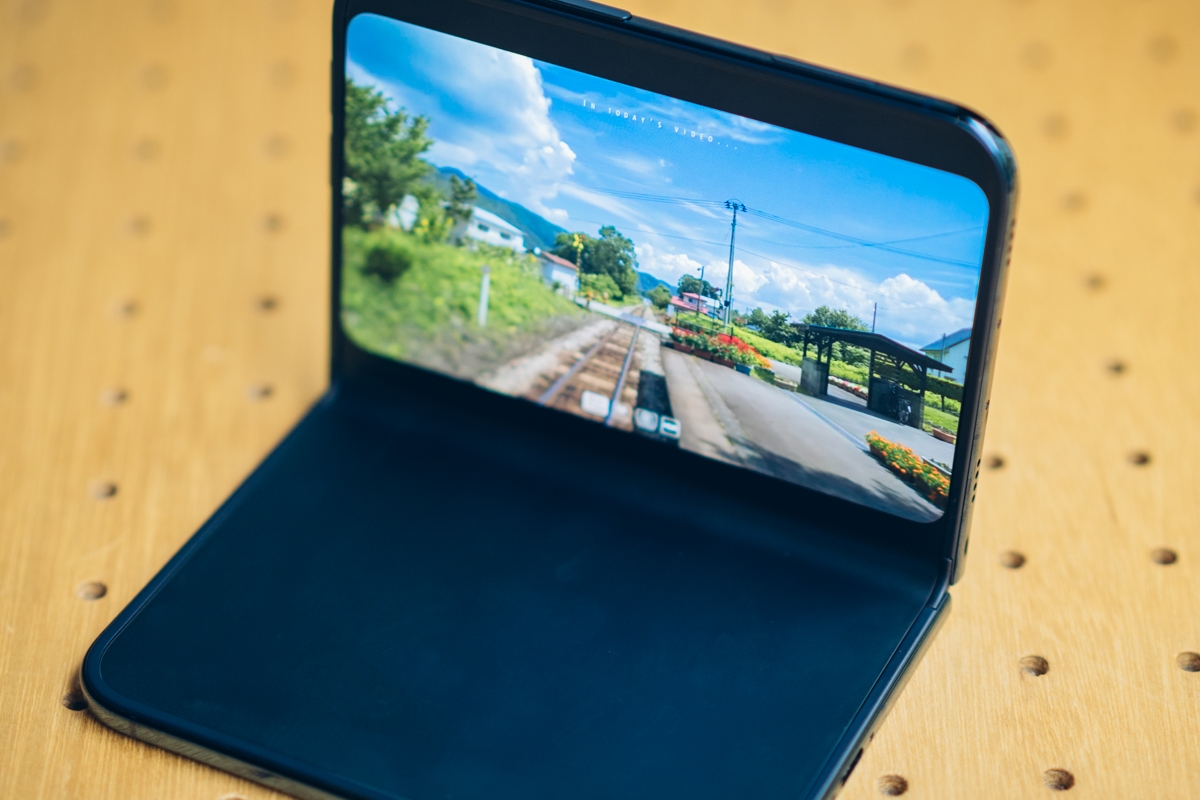 iPhone Duoを90度ほど開いて机に立て、動画を再生している様子