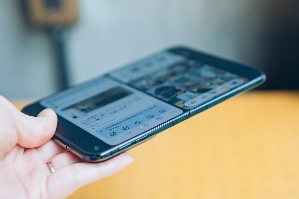 開いた状態のiPhone Duoの薄さ