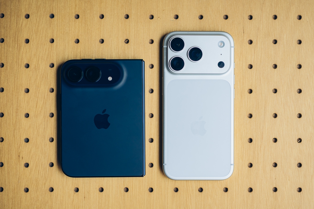 閉じた状態のiPhone Duoのコンパクトなサイズ感