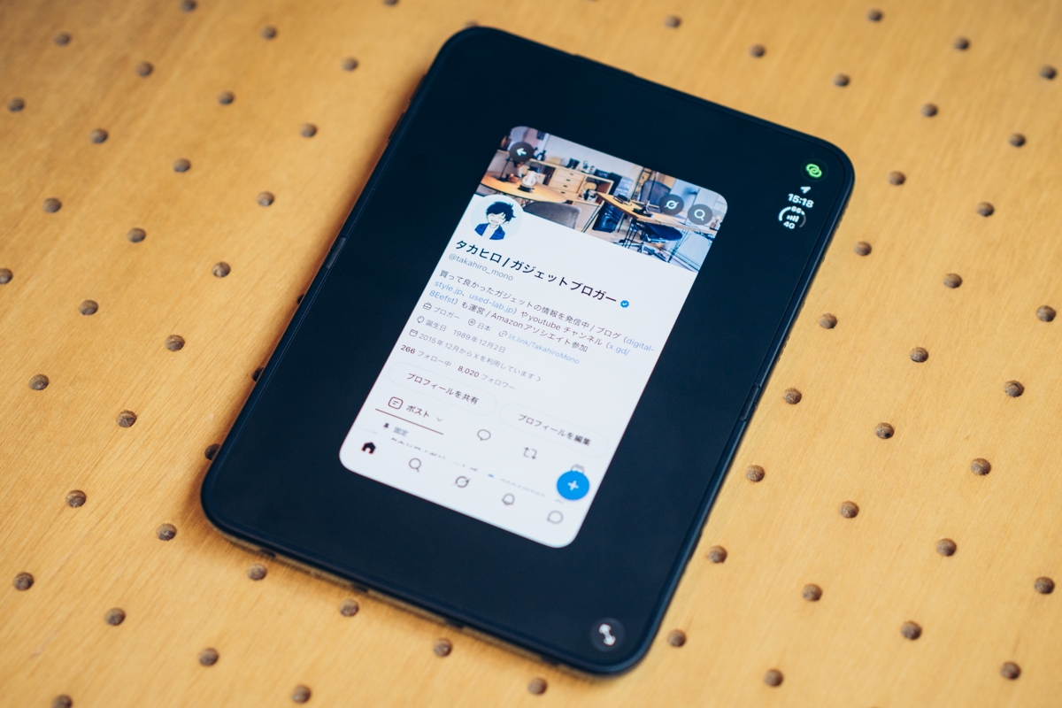 互換モードで左右に黒帯が出たiPhone Duoのインナーディスプレイ